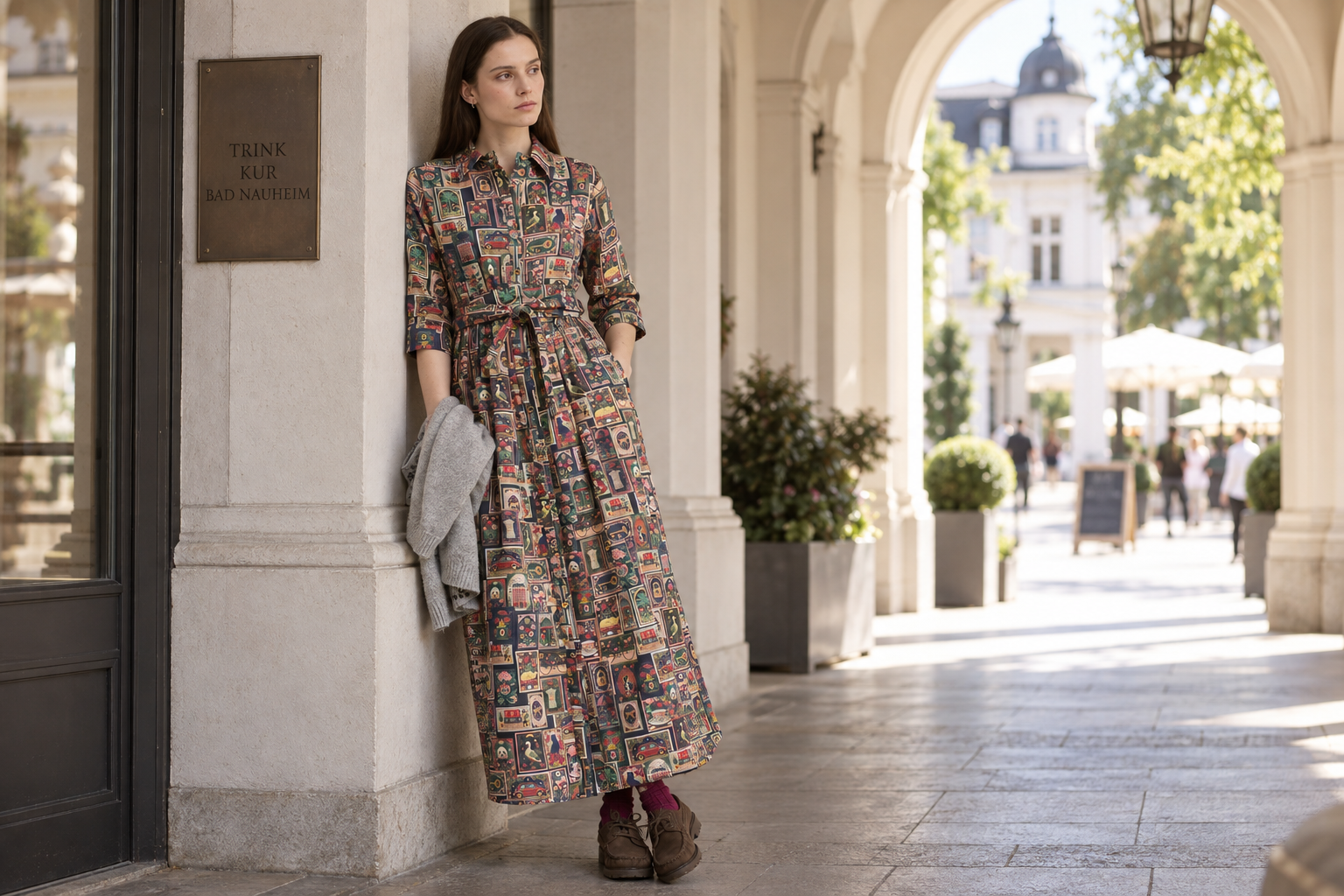 Bad Nauheim Streetstyle - Mehrfarbiges langes Kleid mit Poster-Motiven und Bindegürtel