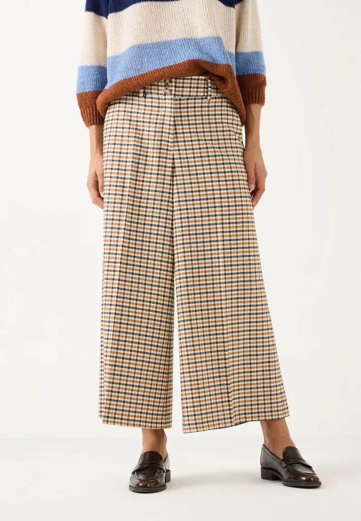 61084051-4031_web_model_front.webp