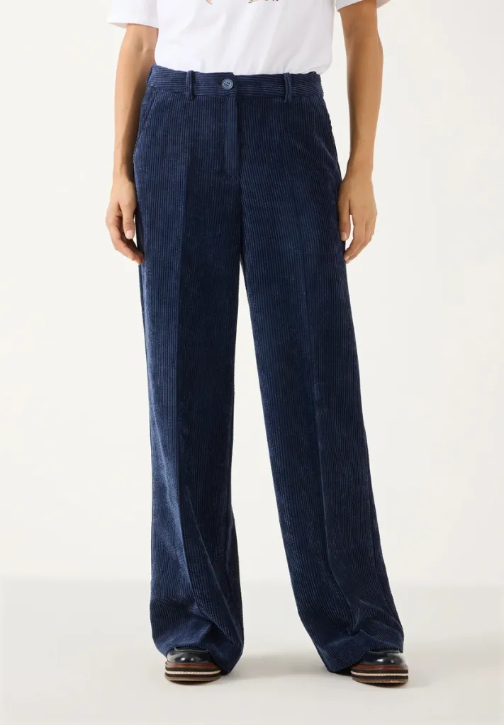 61084053-0373_web_model_front.webp