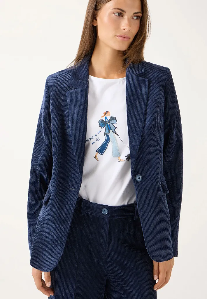 61086060-0373_web_model_front.webp