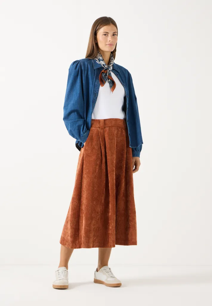 61080061-0010_web_model_detail1.webp