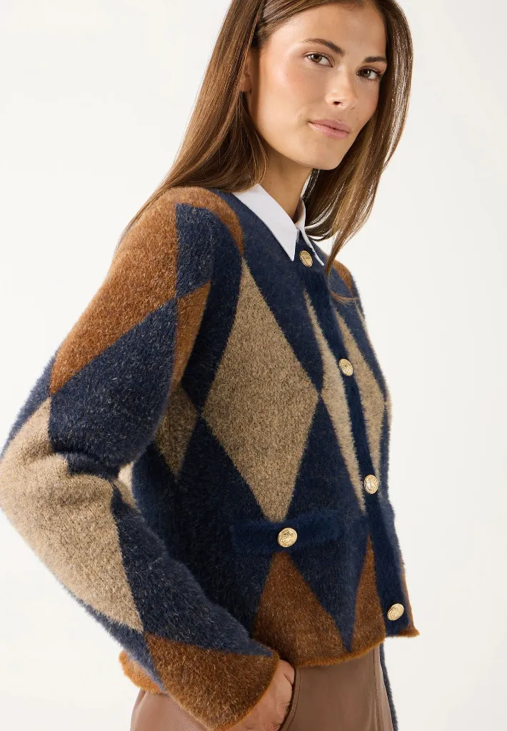 61081259-3350_web_model_front.webp