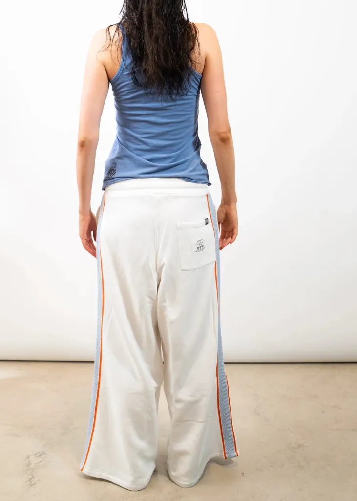 1345_1210_Marley_back_960x_crop_center.webp