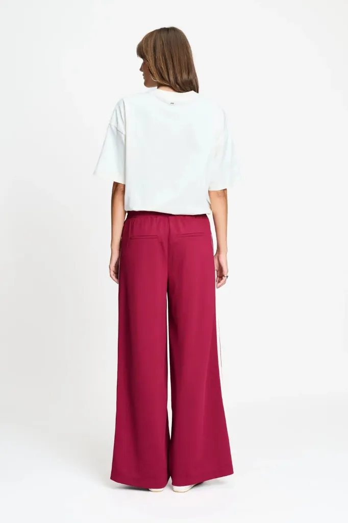 SP9753__04_POM_Amsterdam_PANTS_NORA_BURGUNDY_RED.webp