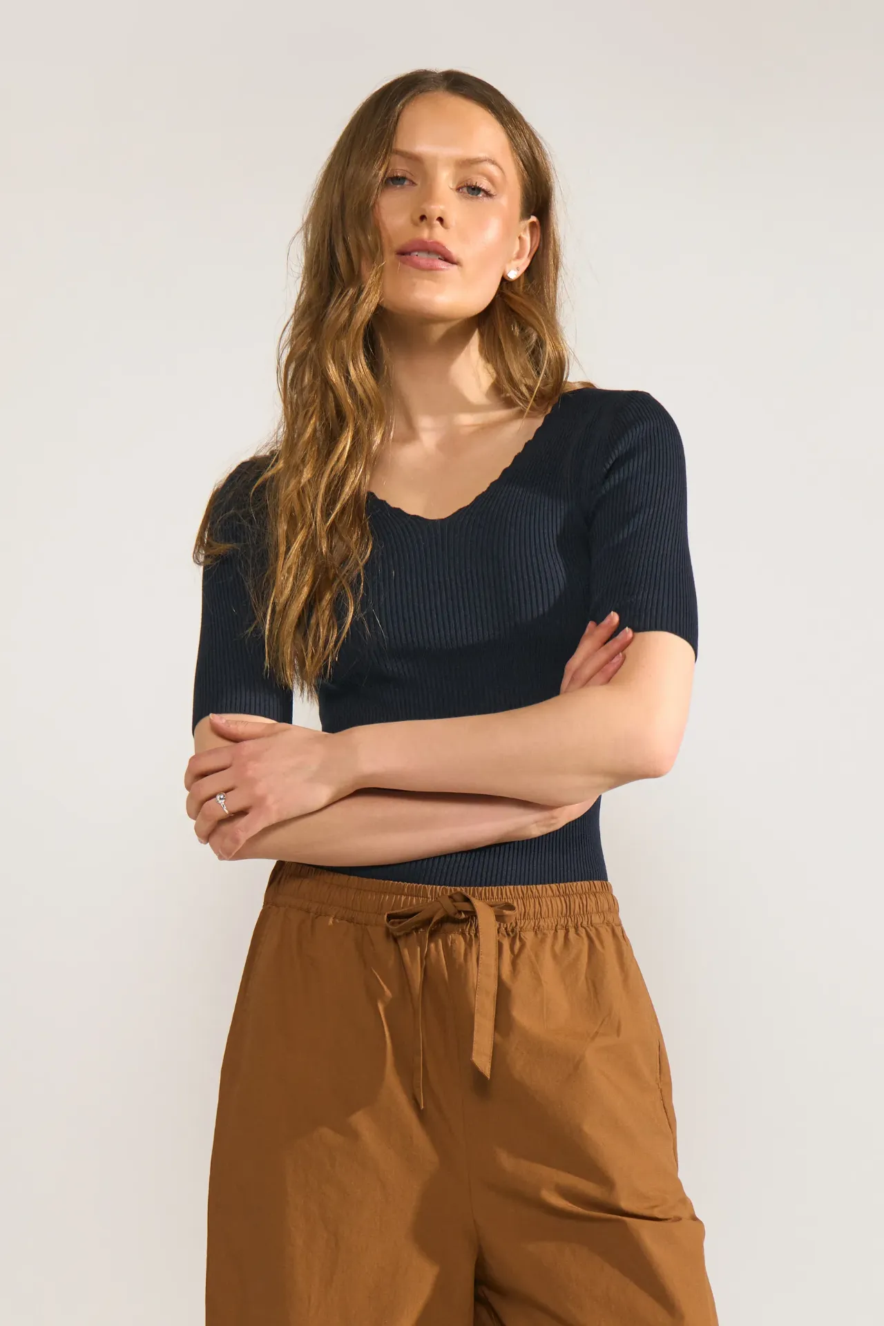 NUAYELET Feinstrickshirt mit Rippstruktur und V-Ausschnitt