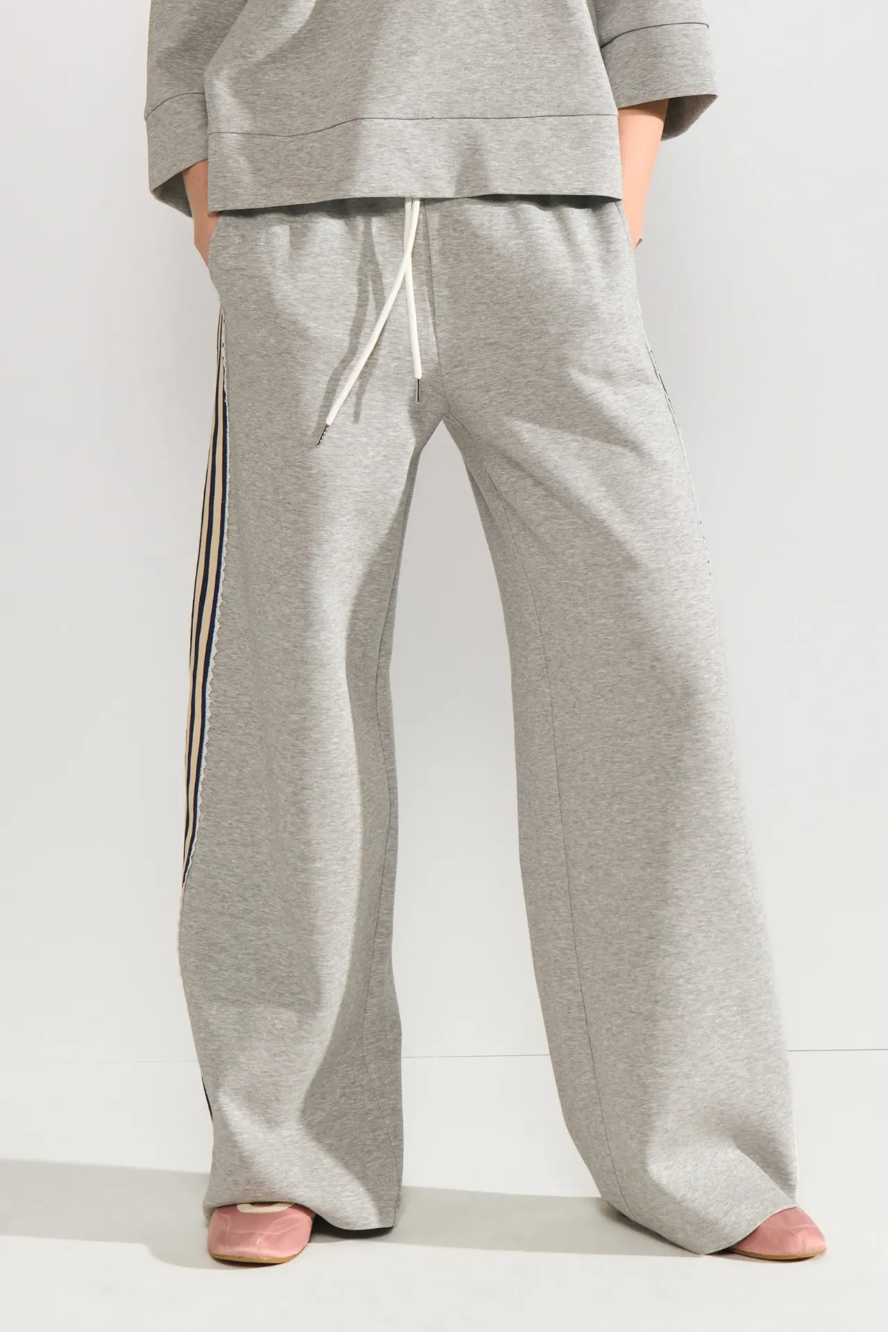 NUNATHALIE Sweatpants mit Spitzen-Detail und Galonstreifen