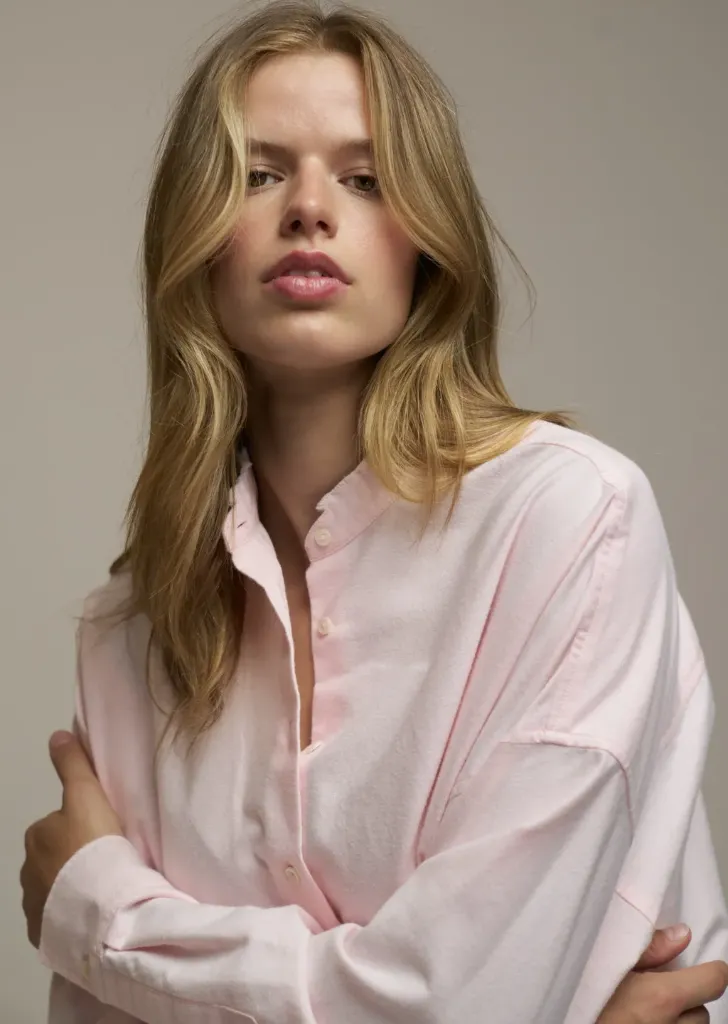 Gerade geschnittene Bluse mit Stehkragen und Rüschendetails
