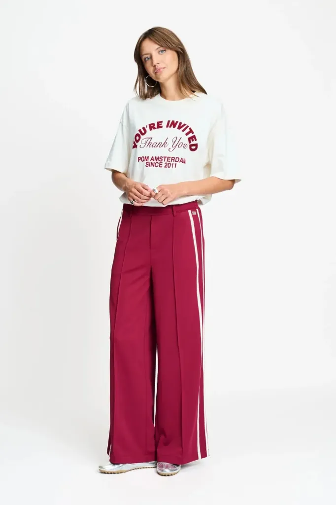 Bordeauxrote Trackpants mit Kontrasstreifen