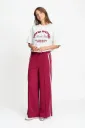 Bordeauxrote Trackpants mit Kontraststreifen