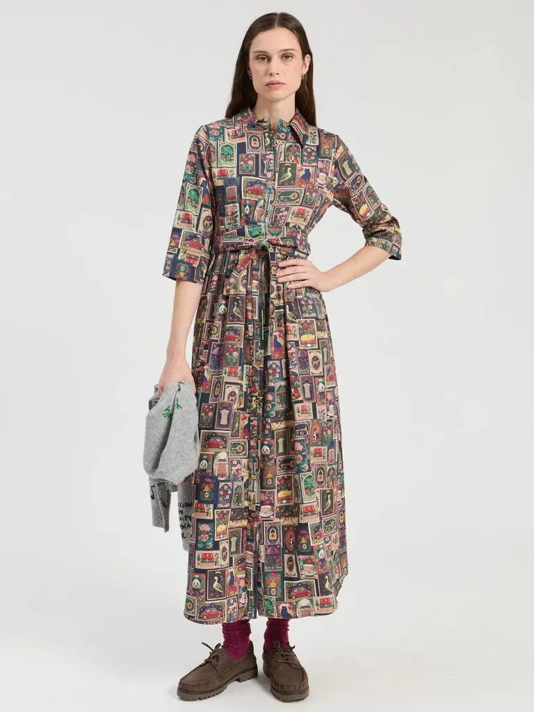 Mehrfarbiges langes Kleid mit Poster-Motiven und Bindegürtel