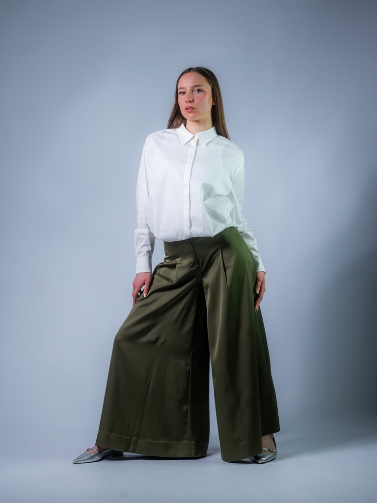 Satinhose weit